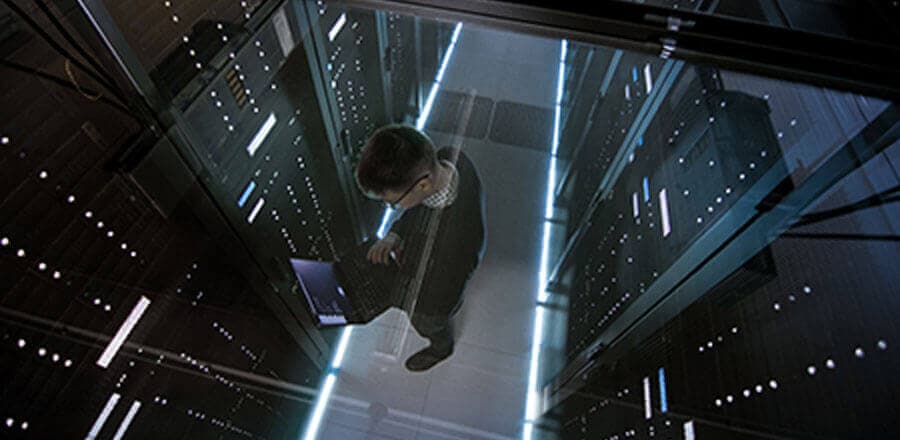 エンジニアがデータセンターのサーバーラックを運用している写真